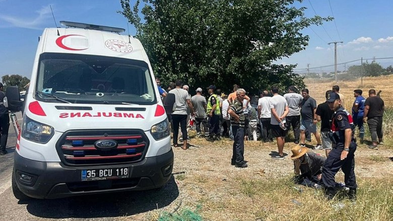 Menderes’te hatalı sollama faciaya dönüştü: Otomobil ağaca saplandı, 4 ağır yaralı 1 Feci Kaza