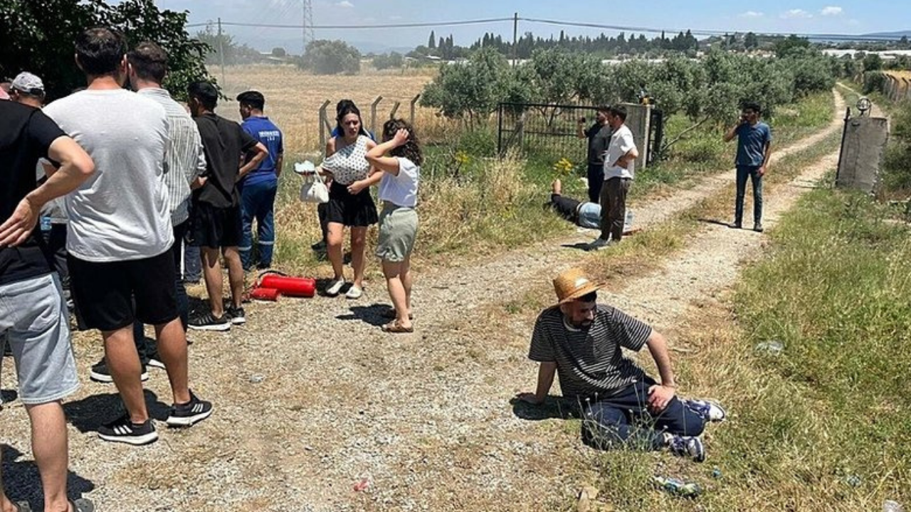Menderes’te hatalı sollama faciaya dönüştü: Otomobil ağaca saplandı, 4 ağır yaralı 2 Feci Kaza1