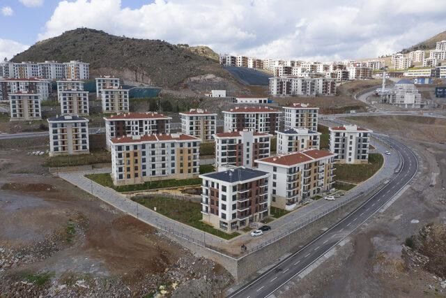 Bayraklı TOKİ konutlarına satış tepkisi: Depremzedeler ev beklerken bu karar vicdanları yaralar