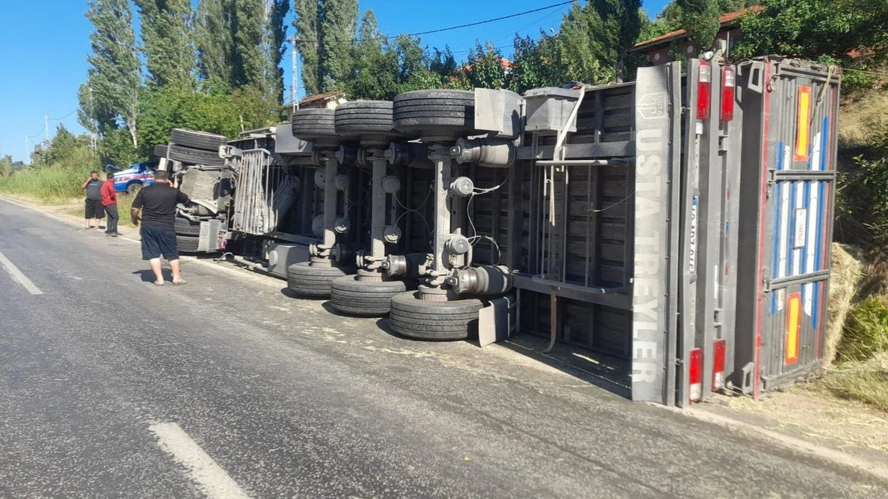 Kiraz’da korkutan kaza: Tır devrildi, 1 yaralı