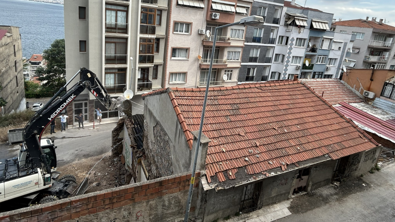 Konak'ta Metruk Bina Yıkımları Tam Gaz