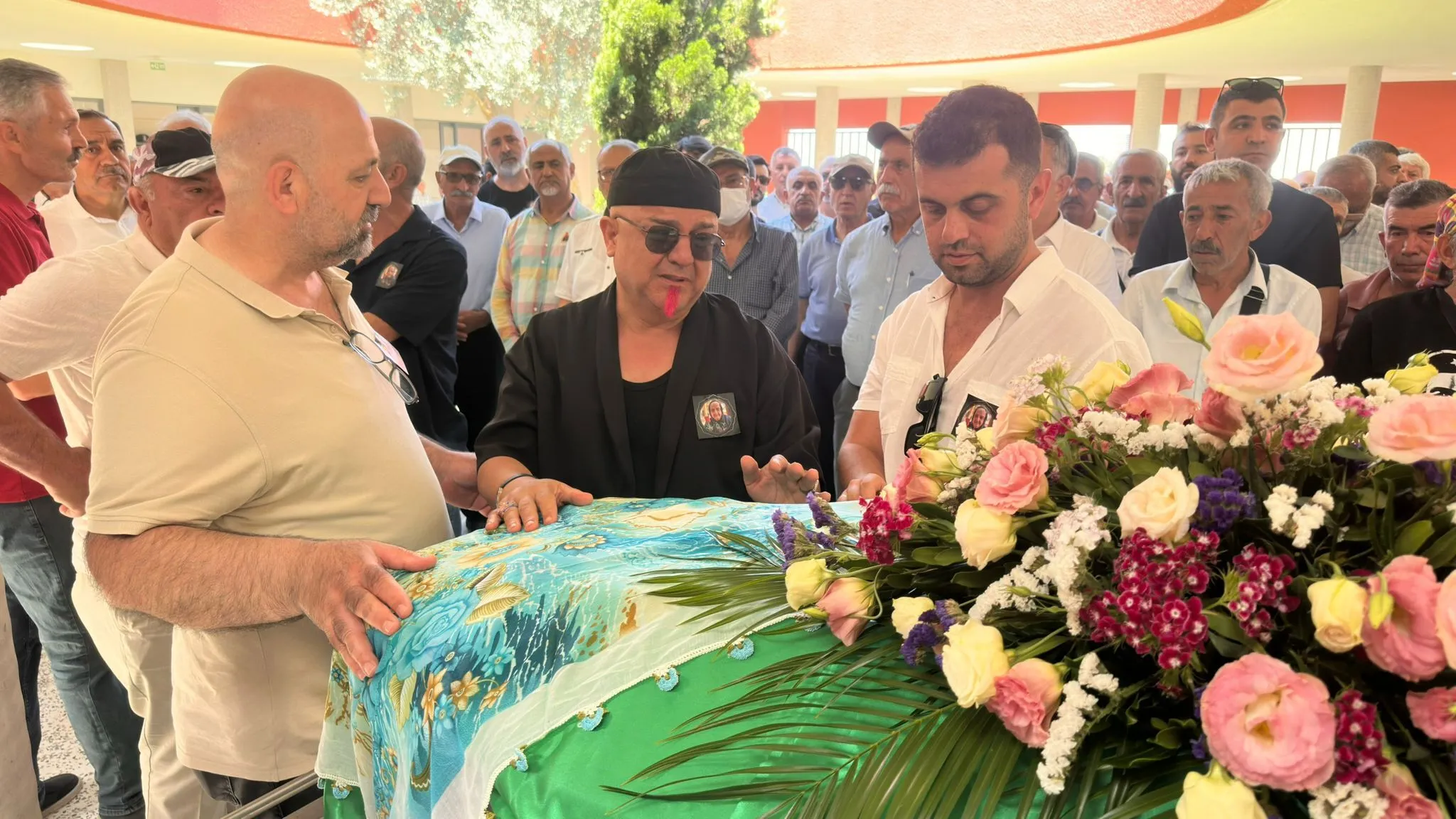 İzmir sahne dünyasının sevilen ismi annesini kaybetti