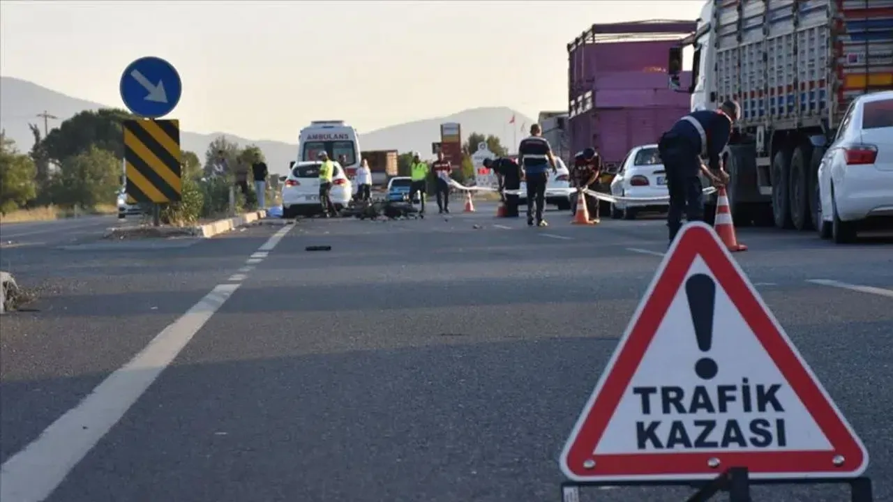 Bornova’da feci kaza: Otomobil TIR’ın altına girdi