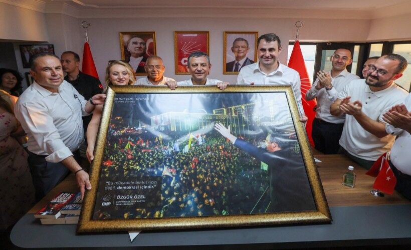 CHP İzmir’de dikkat çeken kare: Parçalanan fotoğrafı alternatif il binasına asıldı