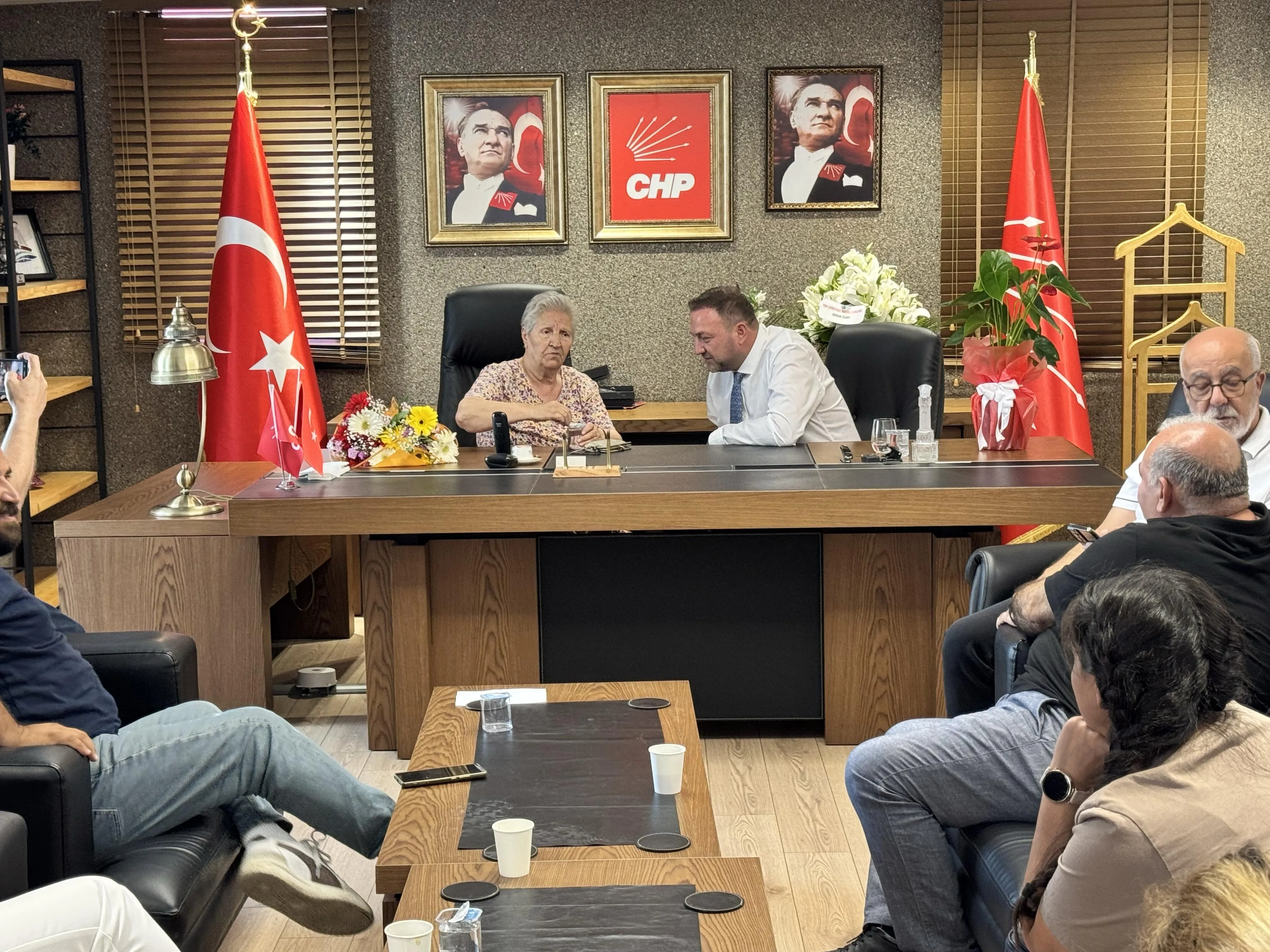 Gümrükçü gönül aldı: "Makamların sahibi sizlersiniz" dedi, koltuğu Gülen Teyze’ye devretti!