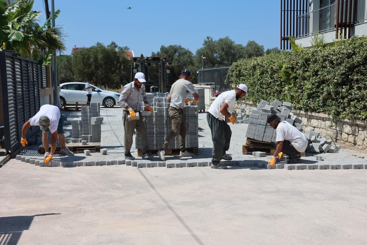 Urla’da Asfalt Seferberli̇ği̇ Altyapi Büyük Ölçüde Tamamlandi, Yollar Yeni̇leni̇yor (9)