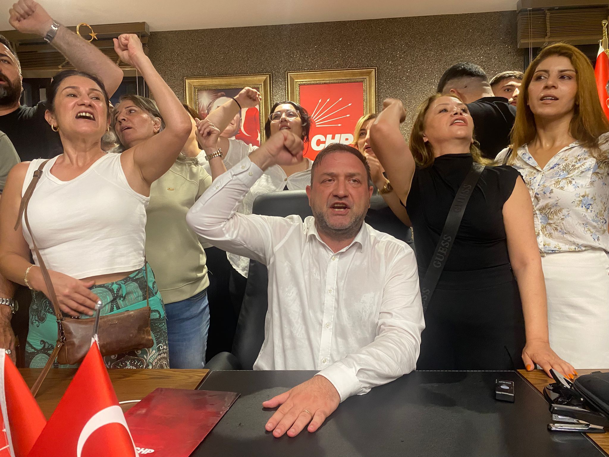 CHP İzmir İl Başkanlığı'nda gergin dakikalar: Gümrükçü göreve başladı, binada tartışma yaşandı