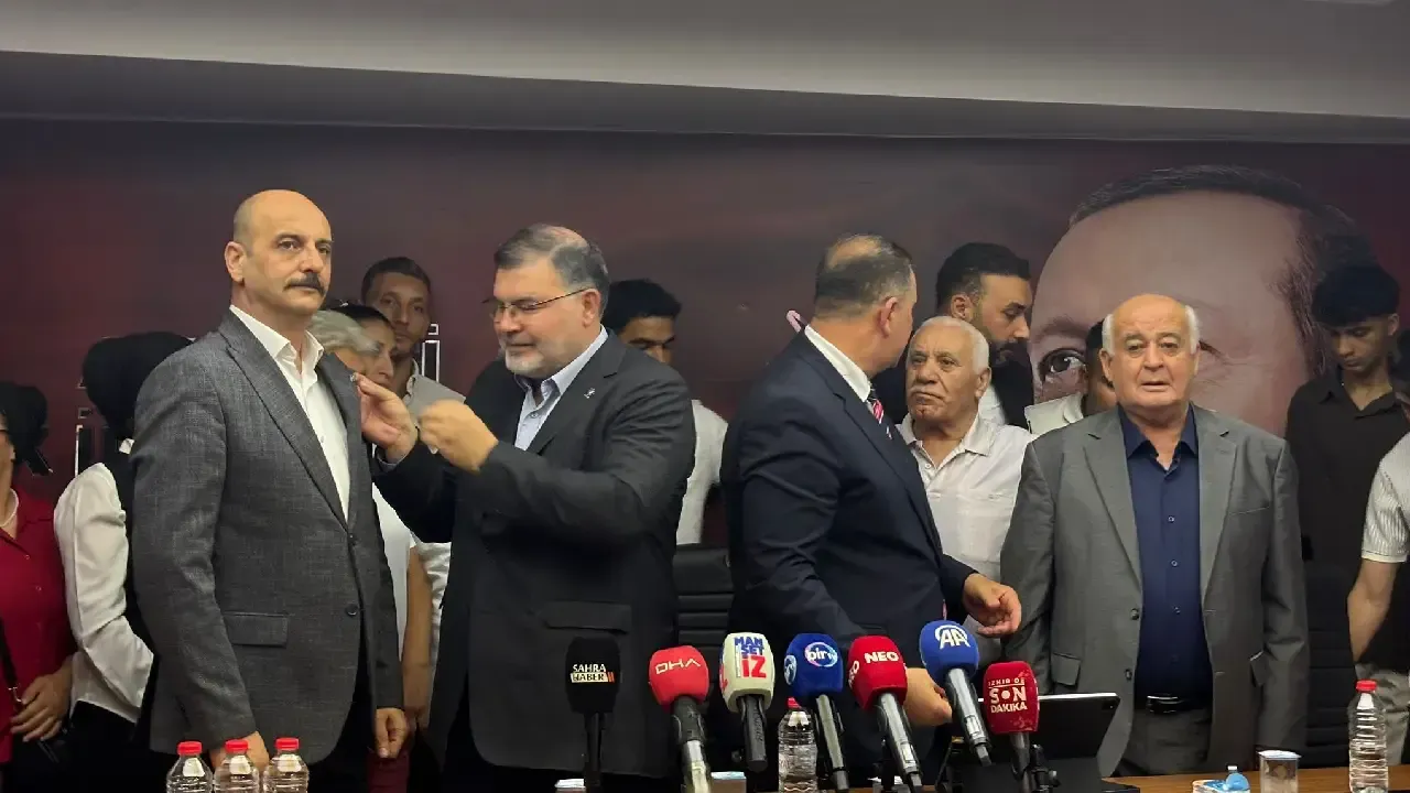 AK Parti Konak'ta üye katılım töreni: Yeni üyelere rozet takıldı