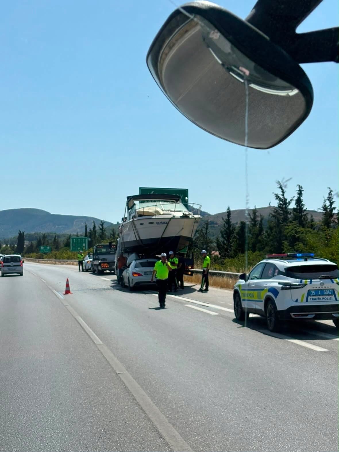 İzmir-Çeşme Otoyolu'nda ilginç kaza: Otomobil tekneyle çarpıştı