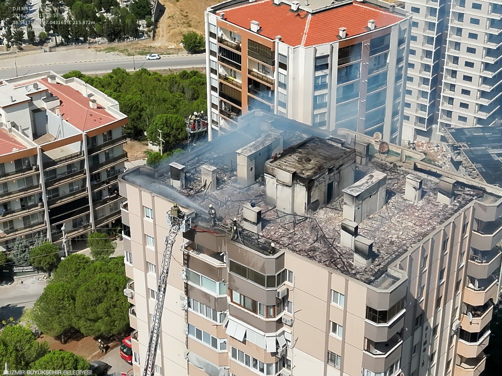 Menemen'de 10 katlı binanın çatısında yangın: Mahsur kalan 3 işçi kurtarıldı