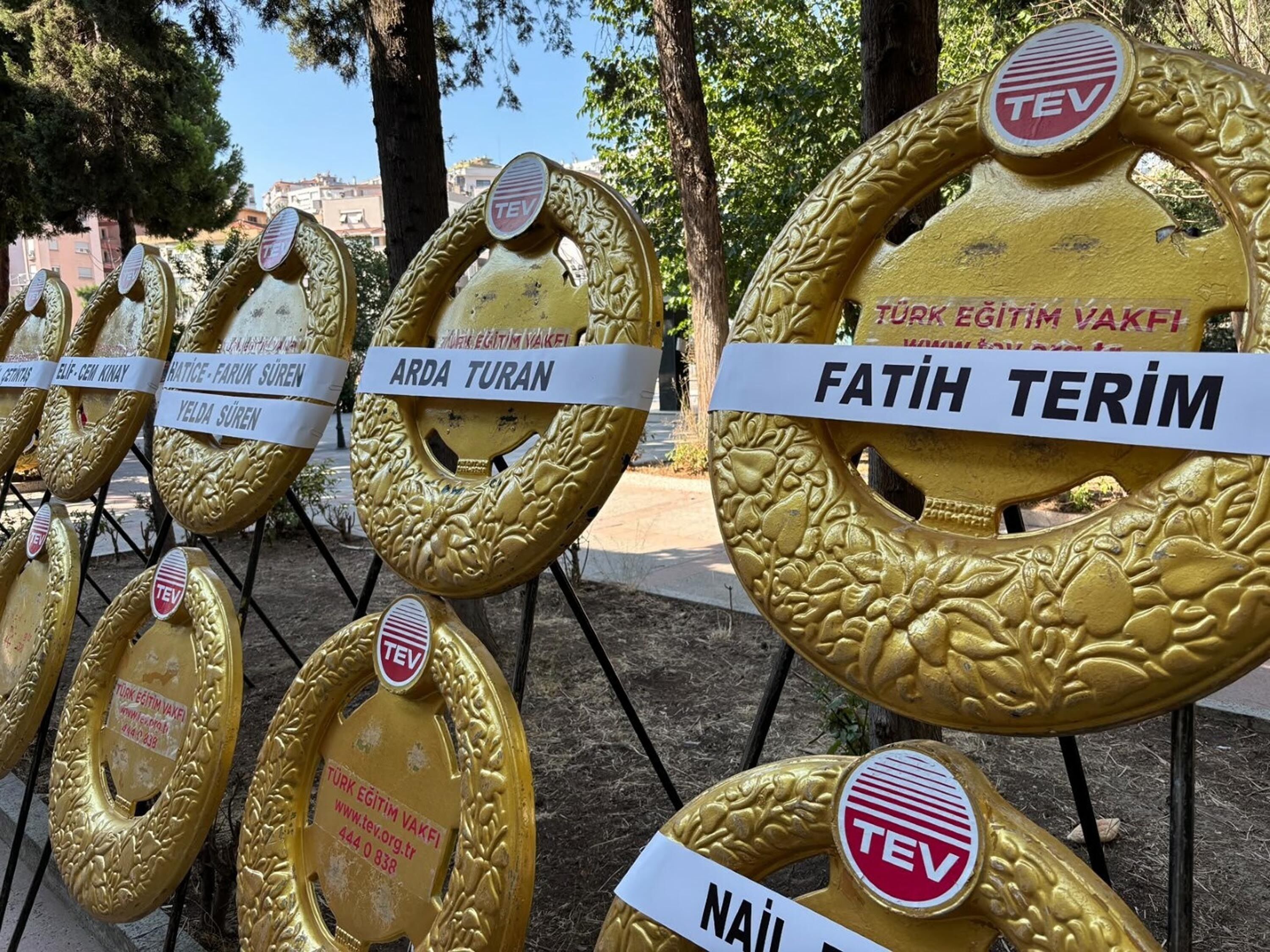 Aziz Üstel, İzmir'de Düzenlenen Törenle Son Yolculuğuna Uğurlandı3