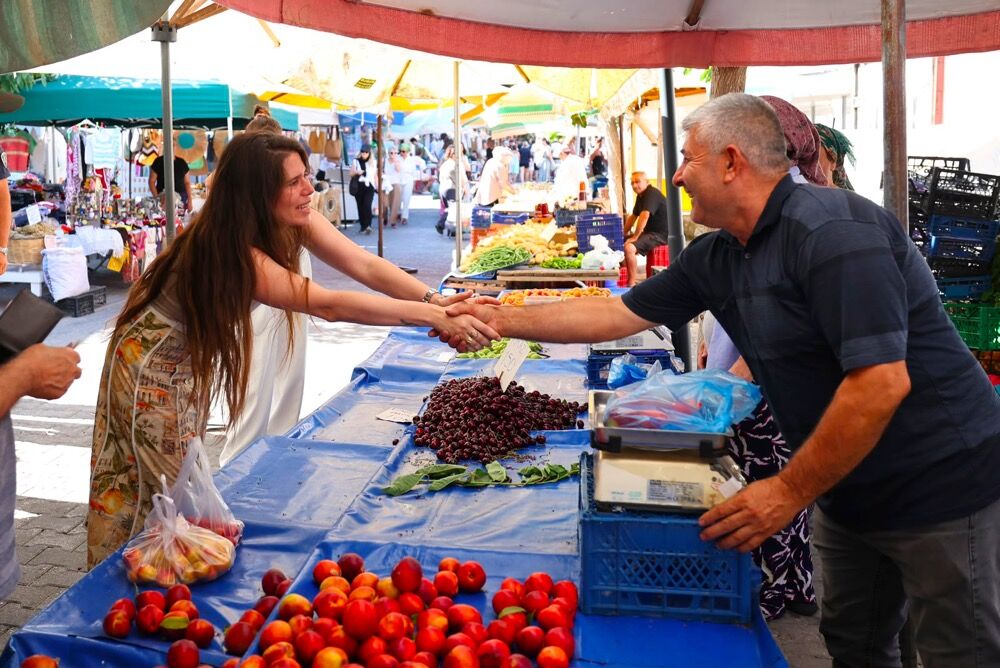 Çeşme Belediye Başkanı Lâl Denizli Alaçatı Pazarı’nda esnaf ve vatandaşlarla buluştu