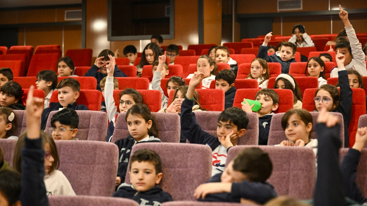 Bornova'da 2.489 Öğrenci Ile Sağlık Seferberliği