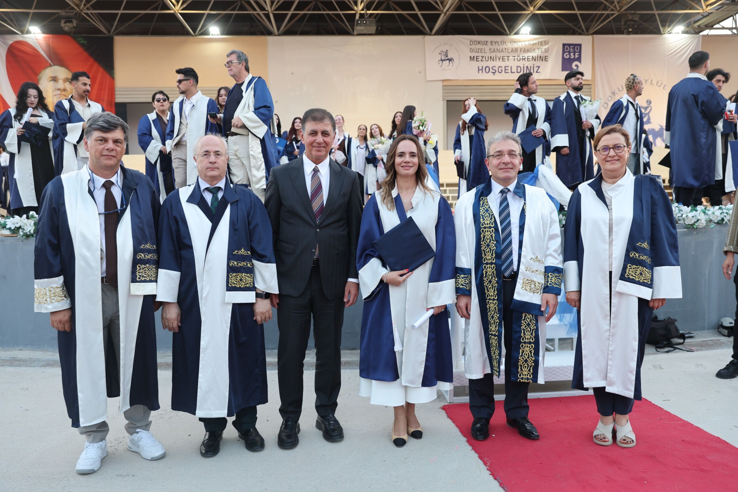 Deü Güzel Sanatlar Fakültesi̇nde Mezuni̇yet Coşkusu Başkan Cemi̇l Tugay, Eşi̇ni̇n Mezuni̇yet Sevi̇nci̇ne Ortak Oldu (2)