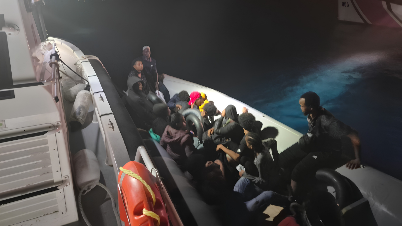 Dikili açıklarında düzensiz göç operasyonu: 14 göçmen yakalandı