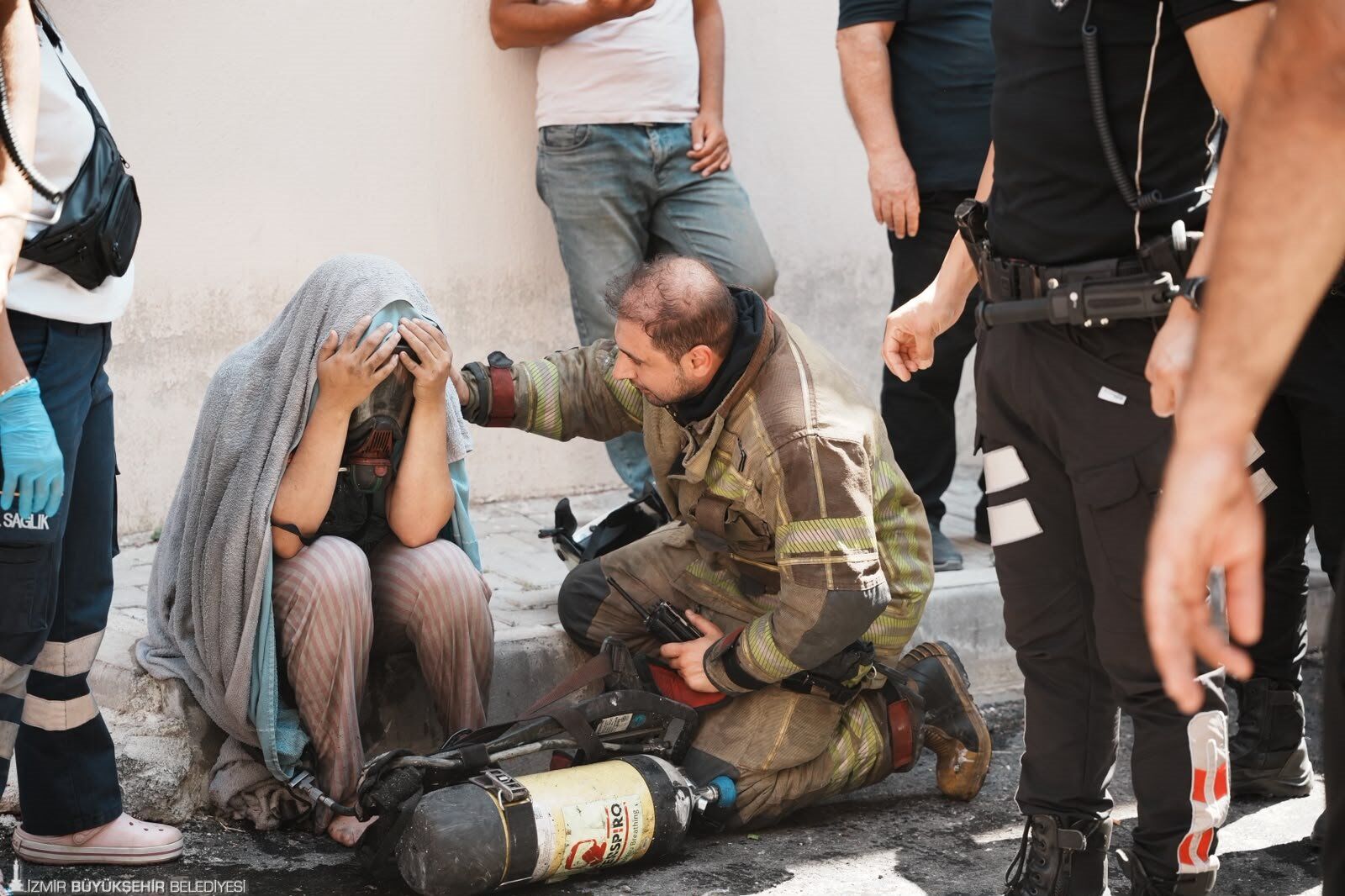 İzmir İtfaiyesi Zamana Karşı Yarıştı! Bayraklı'da Çıkan Yangında 10 Kişiyi Kurtardı