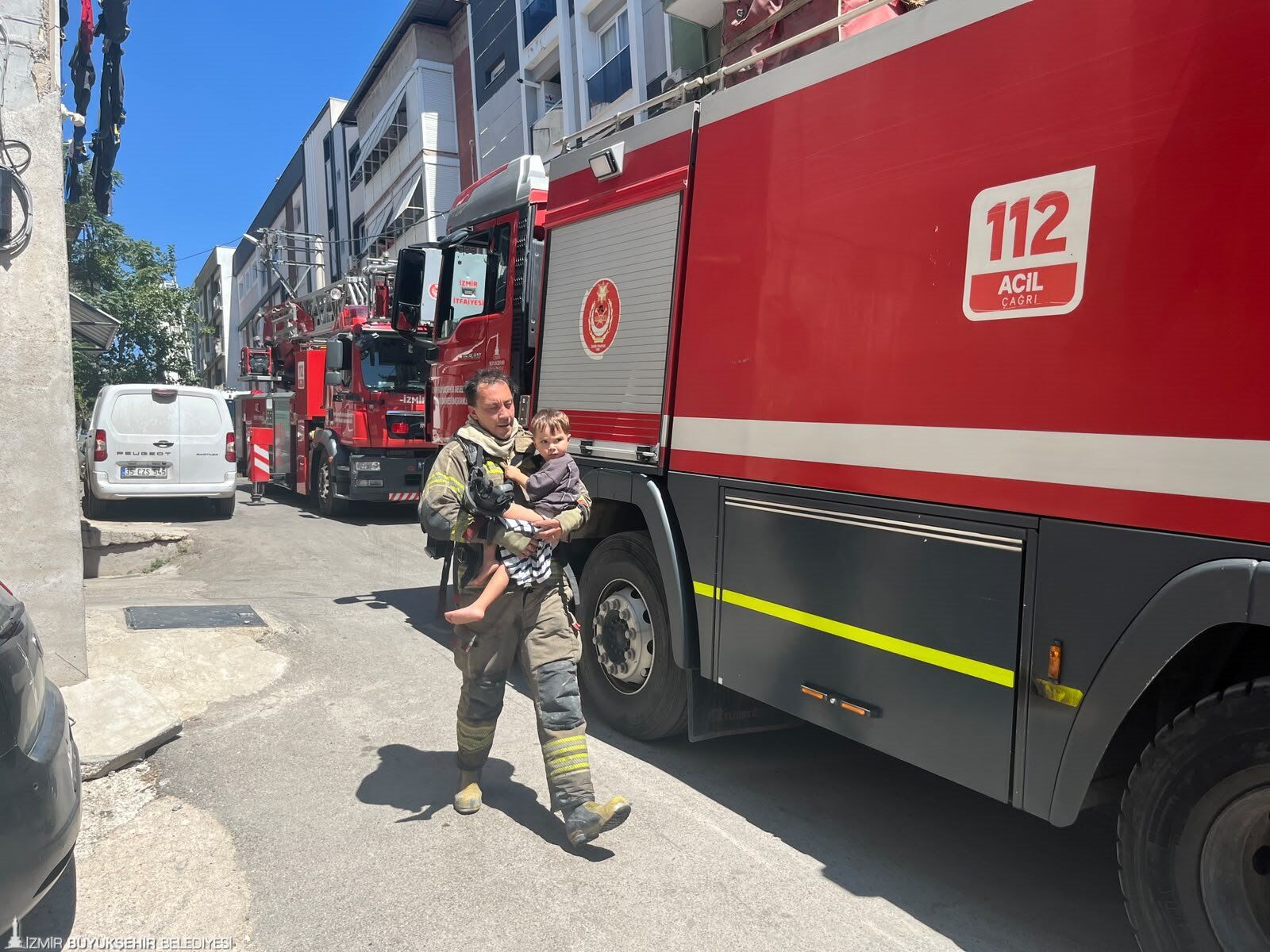 İzmir İtfaiyesi Zamana Karşı Yarıştı! Bayraklı'da Çıkan Yangında 10 Kişiyi Kurtardı1