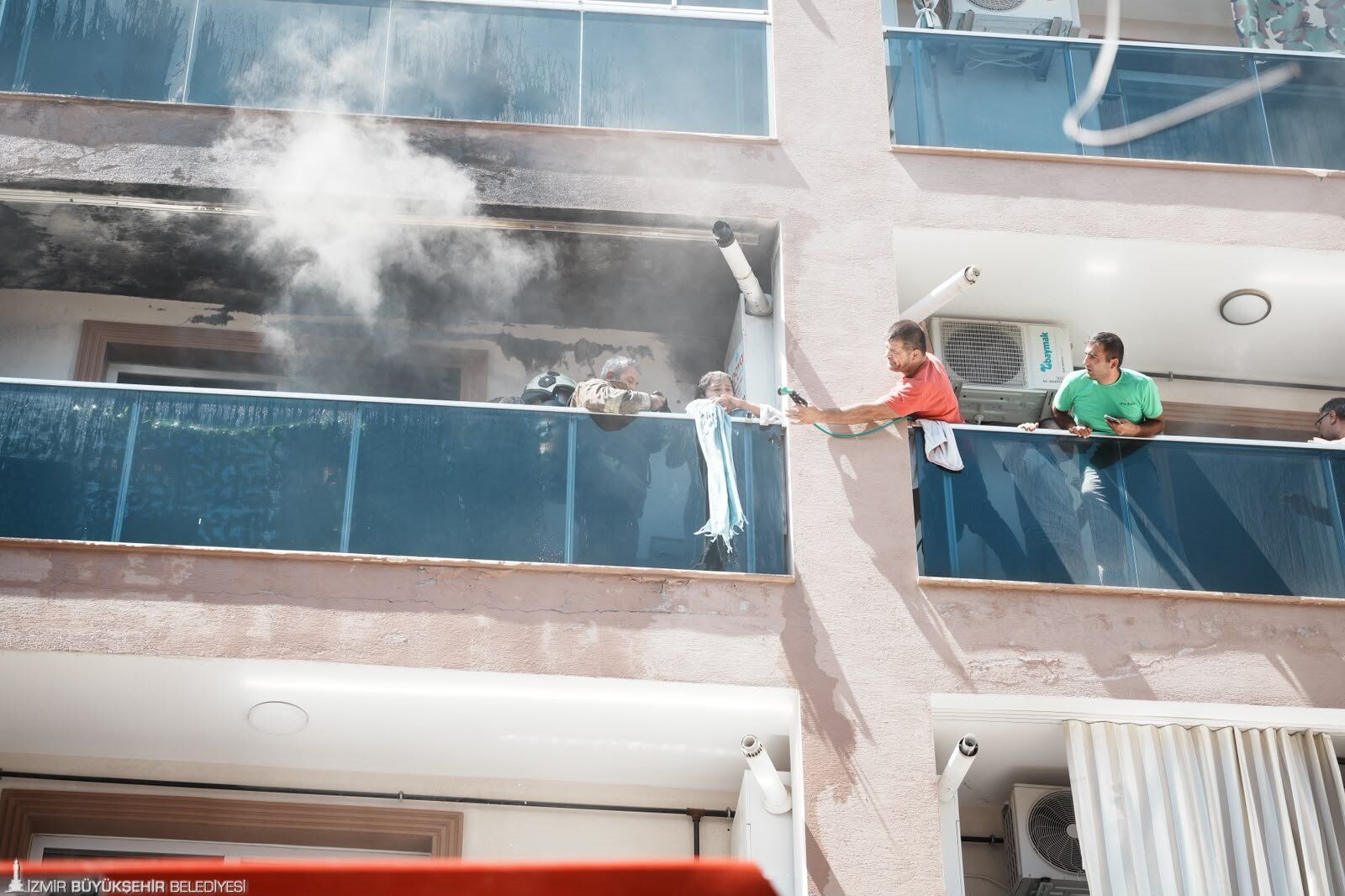 İzmir İtfaiyesi zamana karşı yarıştı! Bayraklı'da çıkan yangında 10 kişiyi kurtardı