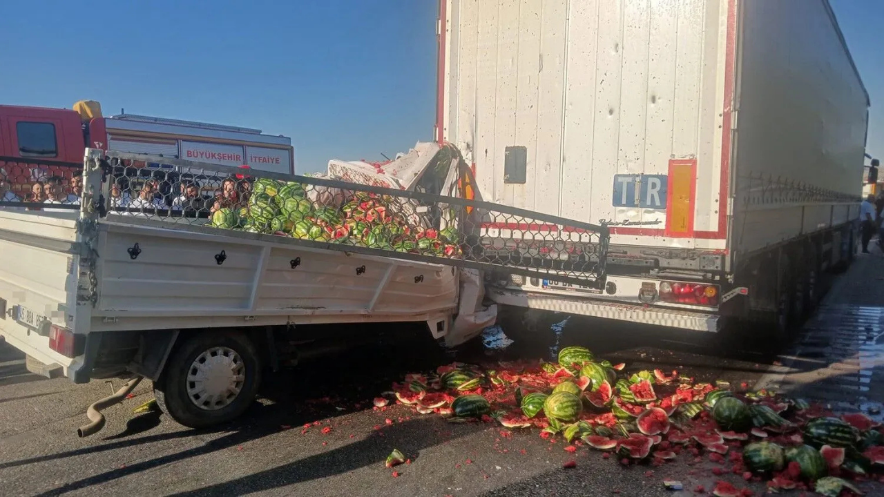 İzmir Yolunda Meyve Yüklü Kamyonet Tir'a Çarptı3