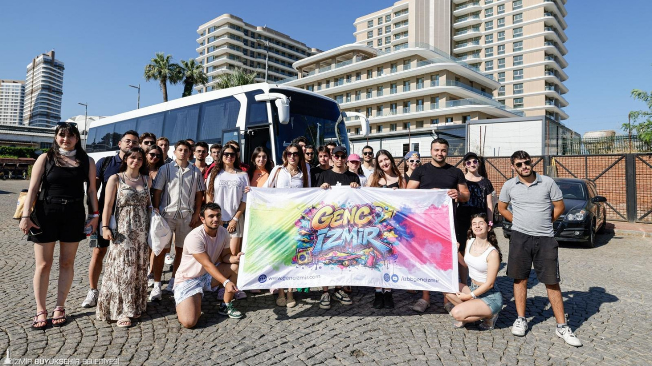 İzmir’de Büyükşehir’den Gençlere Sörf Deneyimi2
