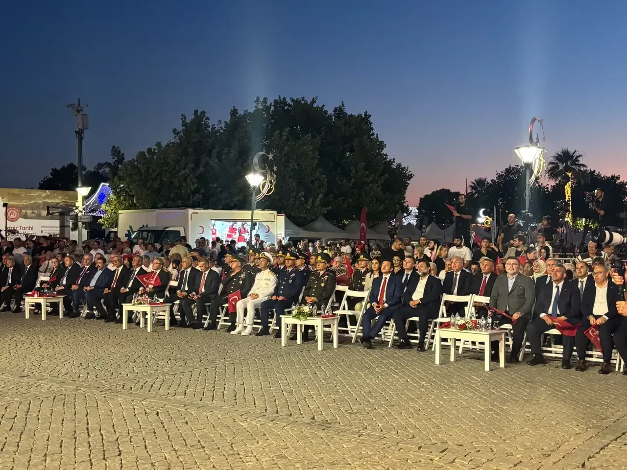 Izmirliler Konak Meydanina Akin Etti Binler Yeniden Nobette 1784122743