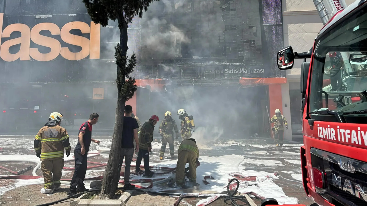 Karabağlar'da Mobilya Mağazasında Korkutan Yangın1