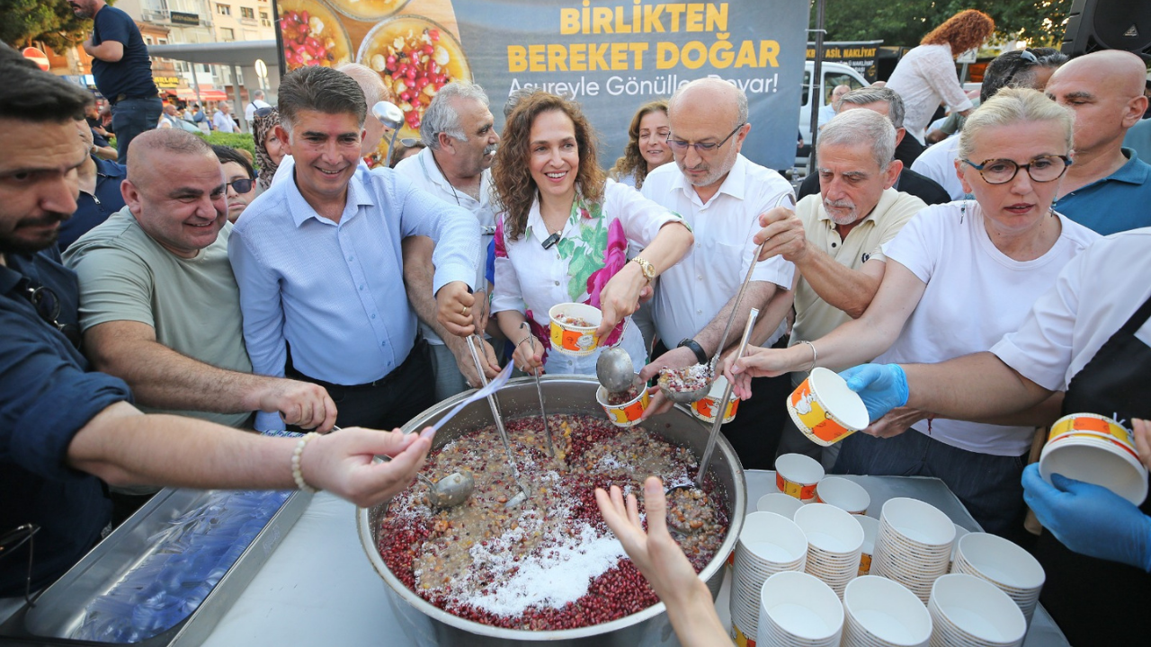 Yüzlerce Karşıyakalı Aşurenin Bereketini Paylaştı1