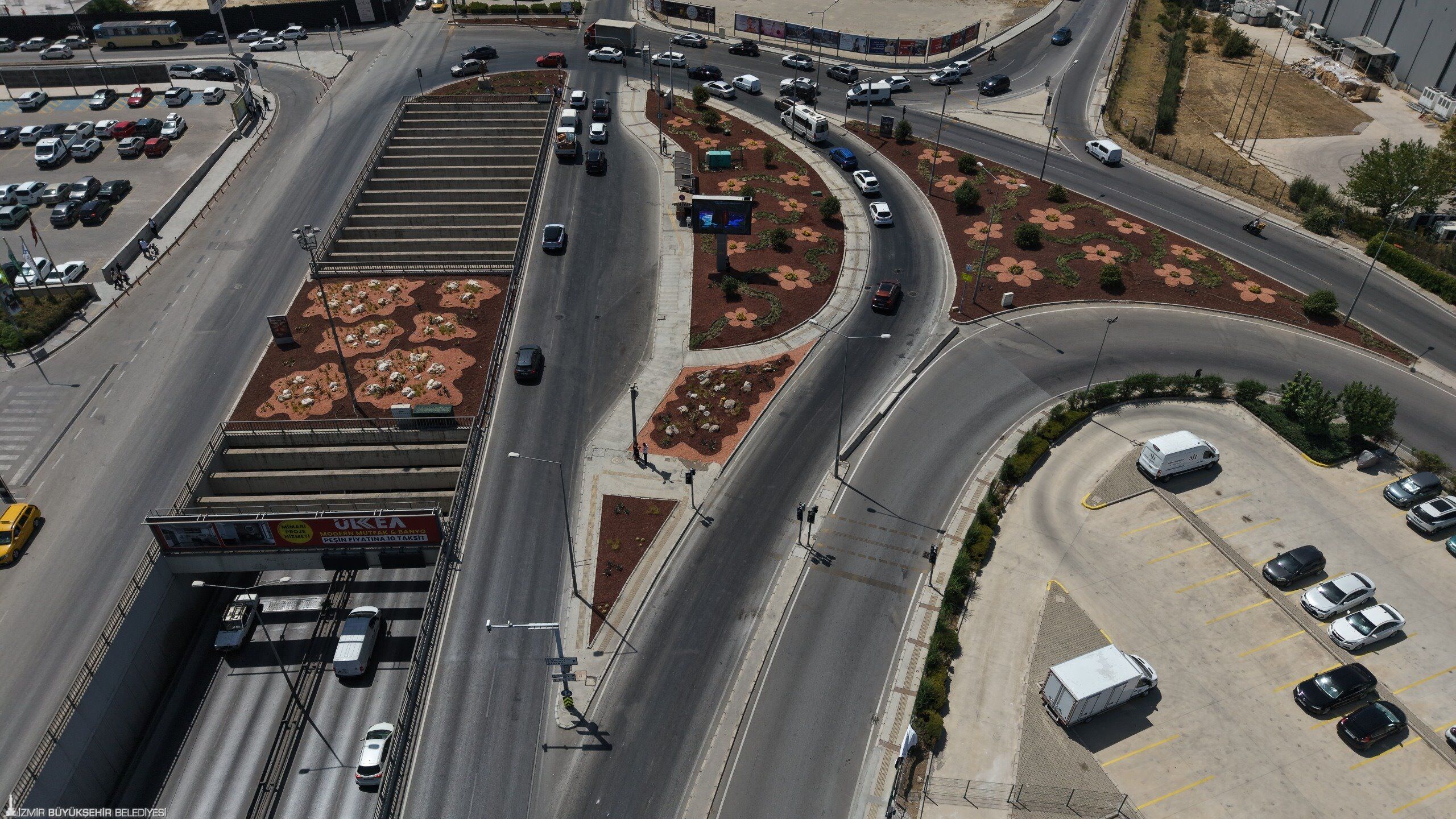 İzmir'de ESBAŞ Kavşağı yeni görünümüne kavuştu: 4 bin bitkiyle yeşil dokunuş