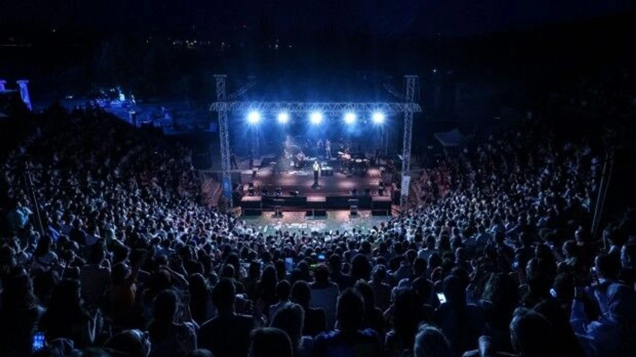 Bergama Tiyatro Festivaline Gorkemli Acilis H110834 9736E