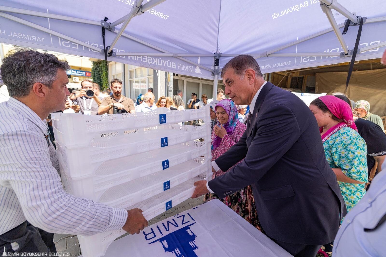 İlk dağıtım Tire ve Torbalı'da: İzmir Büyükşehir Belediyesi'nden üreticiye kerevet desteği