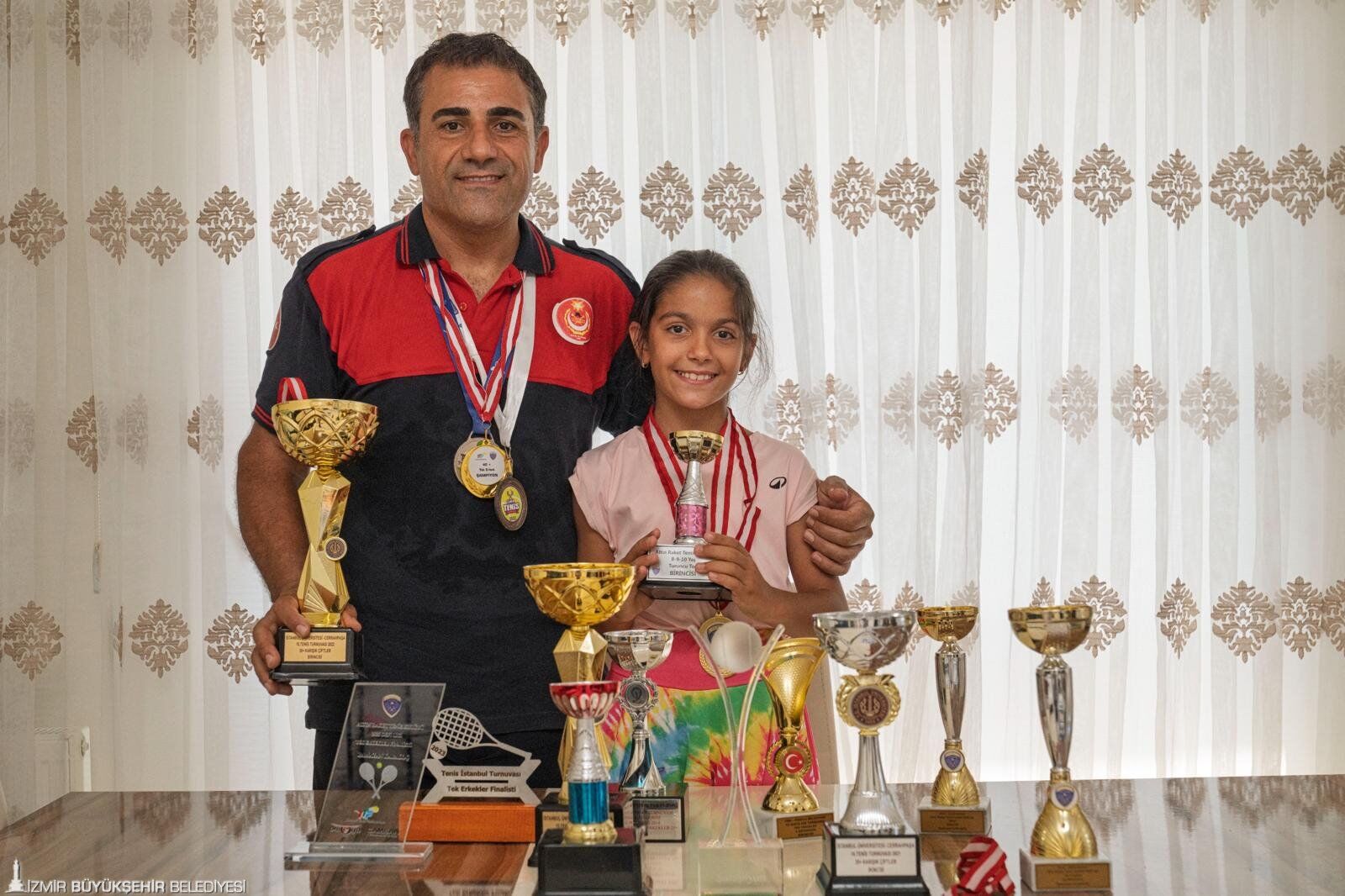 İzmir'de Hayat Kurtaran Itfaiyeci Baba, Kızını Kortlarda Şampiyonluğa Hazırlıyor1