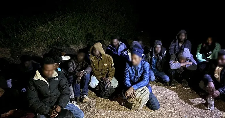 İzmir'de üç ayrı operasyonda 73 düzensiz göçmen yakalandı