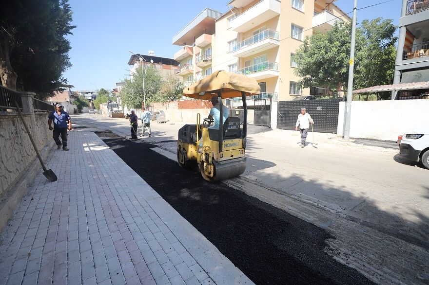 Menderes Belediyesi’nde asfalt seferberliği: 2 haftada 1500 metrekare yol yenilendi