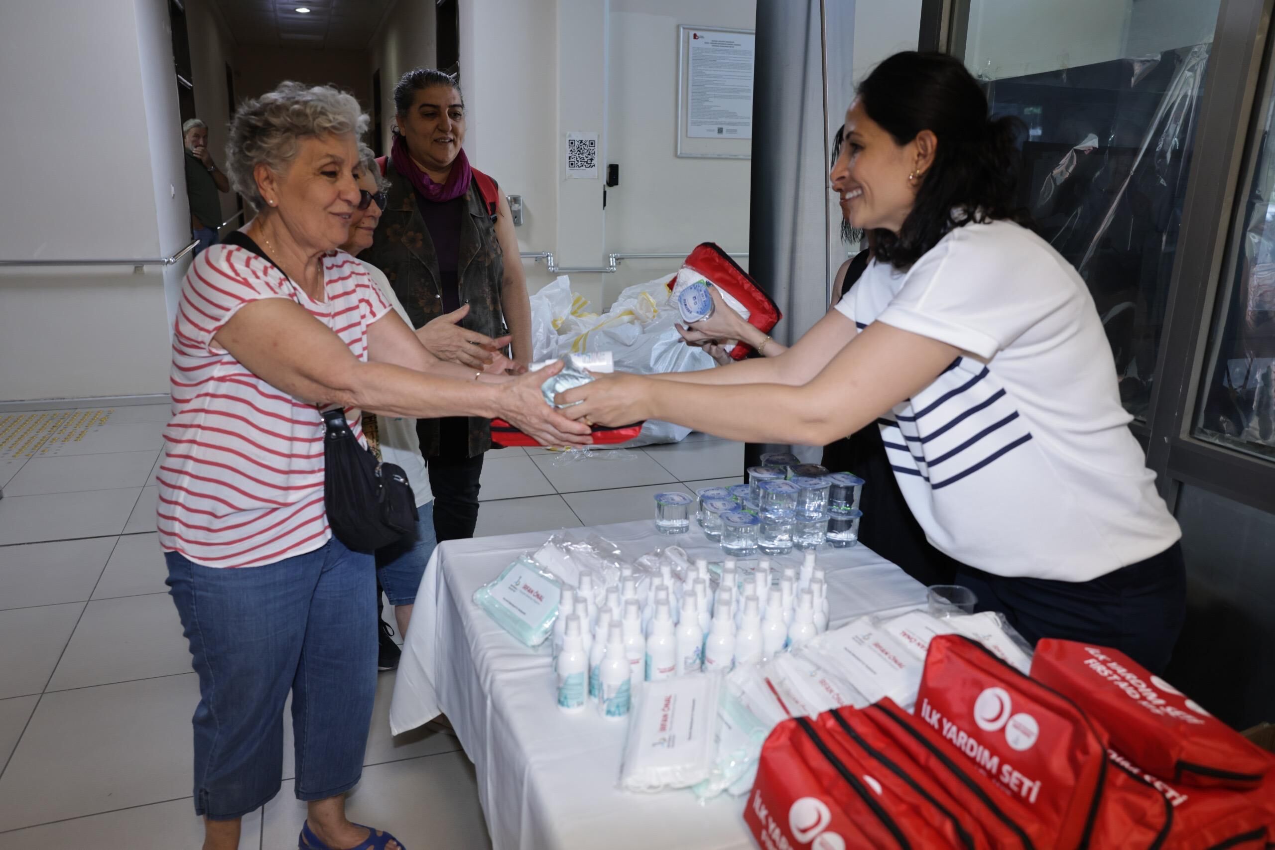 Bayraklı’da İlkyardım Eğitim Seminerinde Hayat Kurtaran Bilgileri Aktarıldı (5)