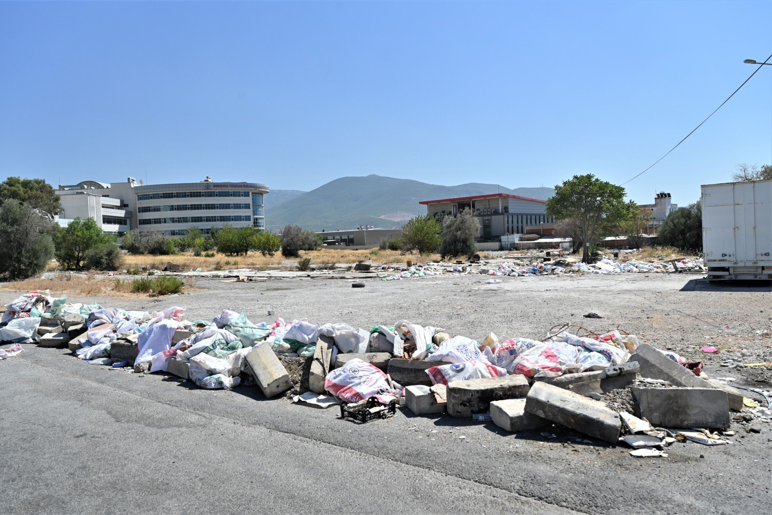 Bornova'da Kaçak Molozla Topyekün Mücadele1