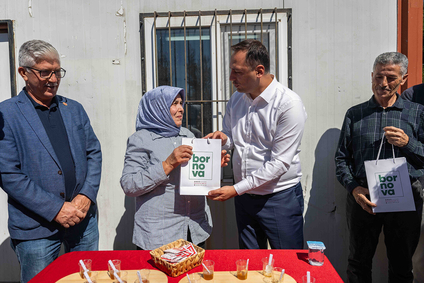Bornova’da Kovandan Çıkan Ballar Ihtiyaç Sahipleri Için Kavanozlandı