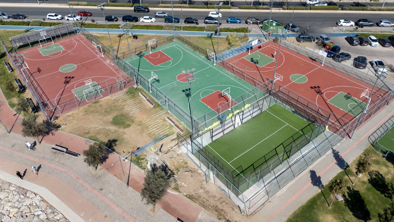 Bostanlı’daki iki padel kortunda sona gelindi