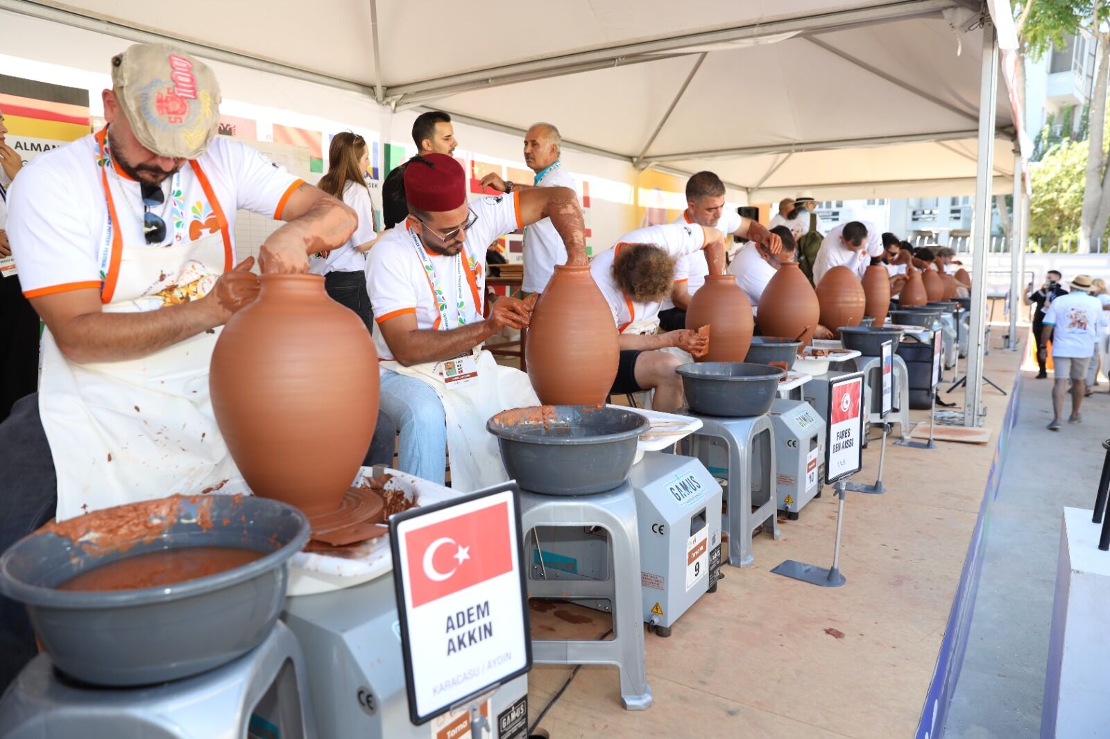 45 ülke Menemen’de buluştu: Çömlek Festivali’nde ikinci gün renkli görüntülere sahne oldu