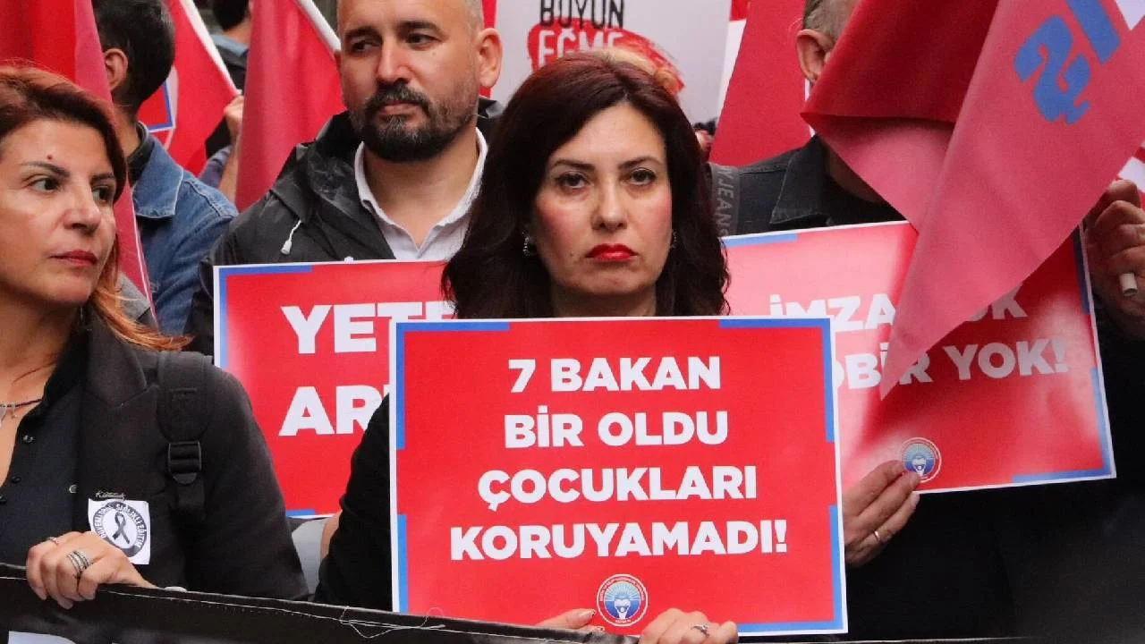 Eğitim-İş'ten Turgutlu'daki saldırı sonrası eylem: 7 bakana istifa çağrısı yapıldı