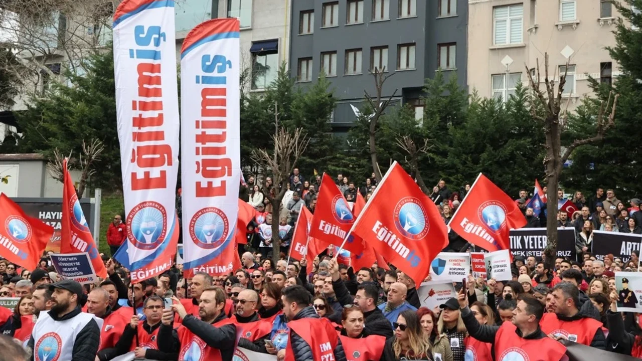 Turgutlu'daki okul saldırısına Eğitim-İş'ten tepki: Kokart takıp, siyah giyinecekler!