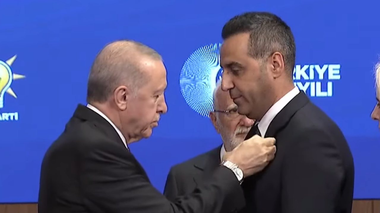 Onur Emrah Yıldız AK Parti’ye katıldı: Çiğli’de 27 yıllık dönem sona erdi