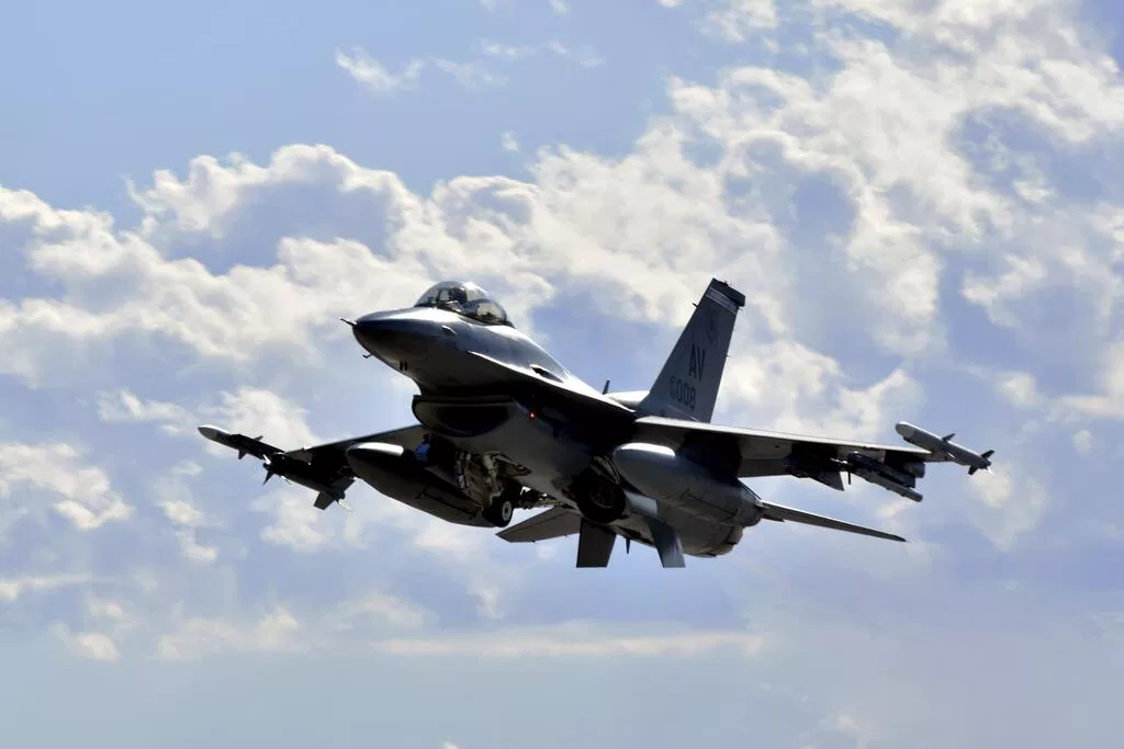 ABD'de F-16 savaş uçağı düştü: Bölgeye acil ekipler sevk edildi