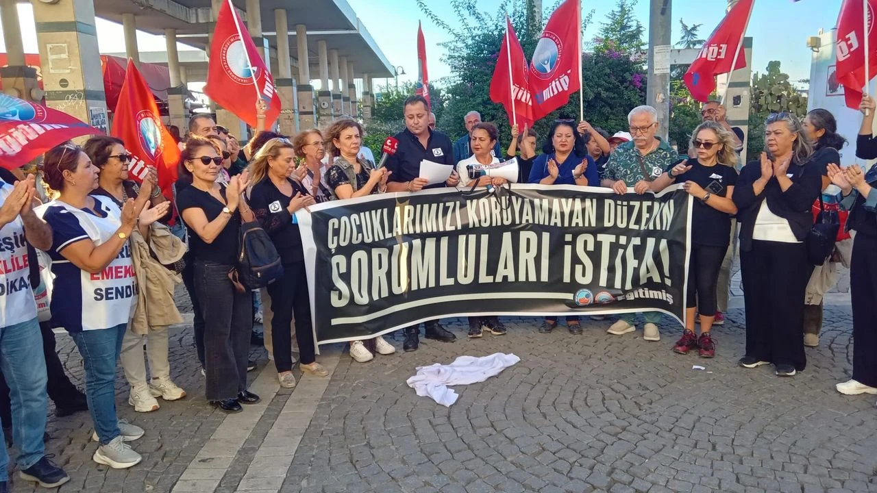 İzmir’de öğretmenlerden Turgutlu’daki saldırıya tepki: Önlüklerini yere bıraktılar