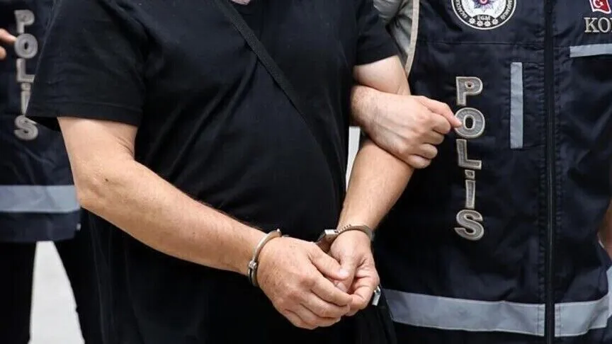 İzmir'de vatandaşlık işlemlerinde usulsüzlük soruşturması: 3 şüpheli gözaltına alındı!