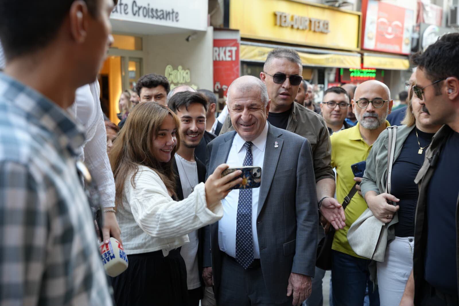 Ümit Özdağ, İzmir’de ziyaretlerine başladı