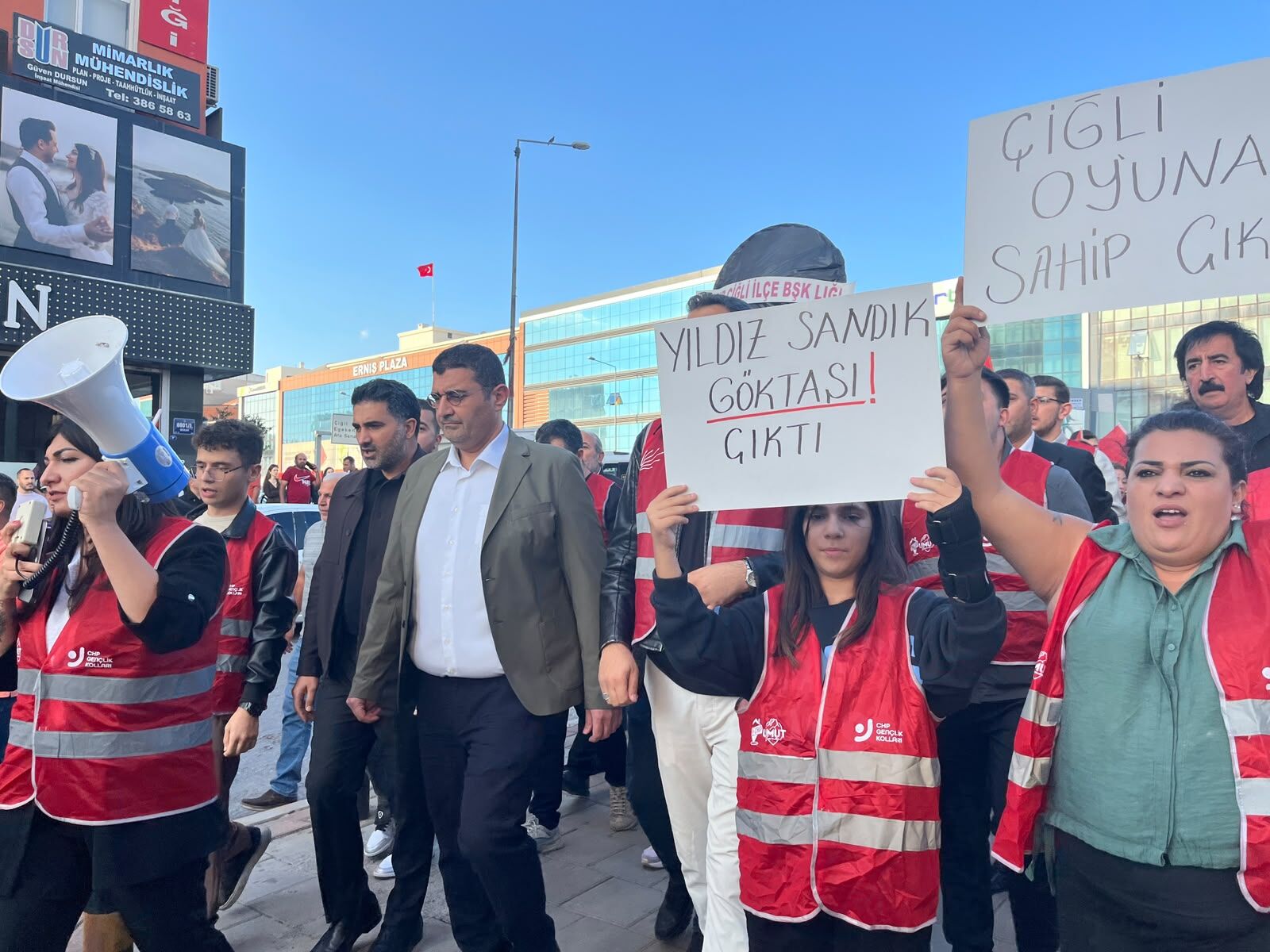 CHP’den Yıldız’a sert tepki: Belediye önüne siyah çelenk bırakıldı