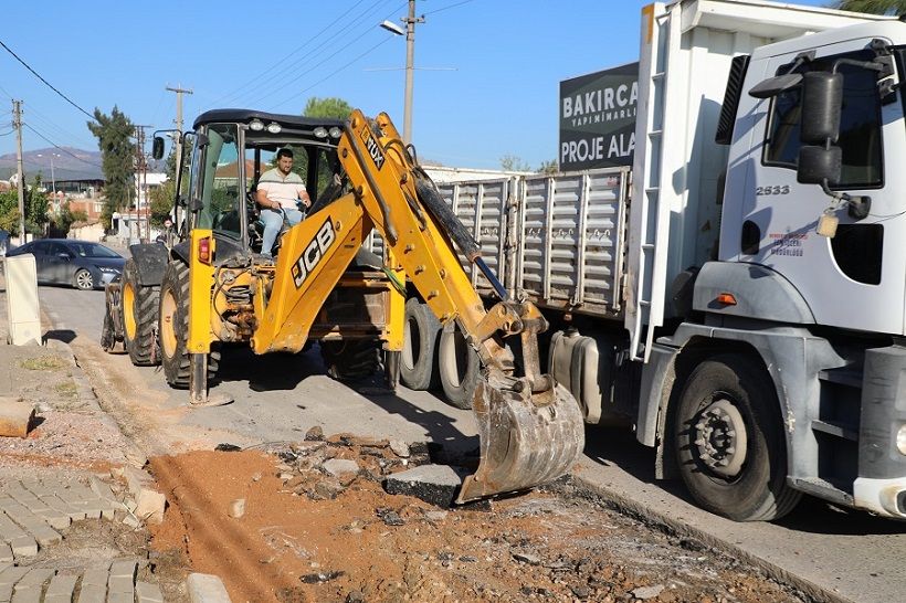 Menderes’te asfalt seferberliği: Bozuk yollar onarılıyor