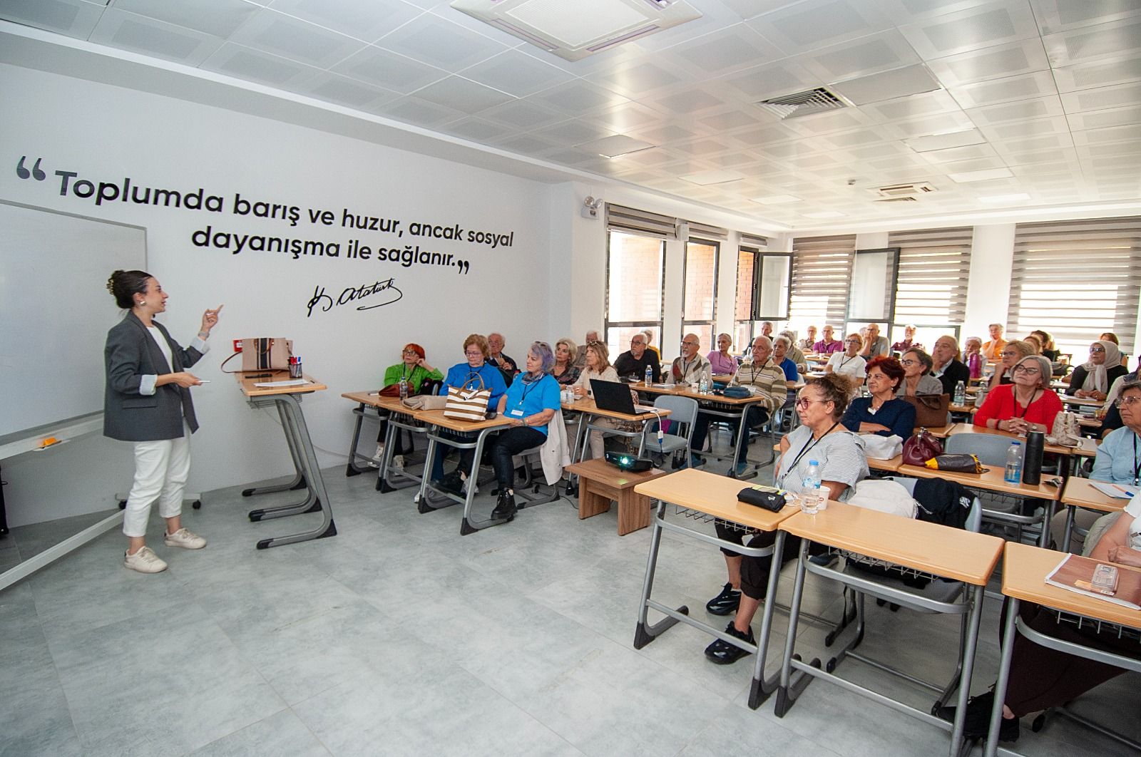 Karşıyaka 3. Yaş Üniversitesi’nde yeni dönem başladı: 60 öğrenci ders başı yaptı