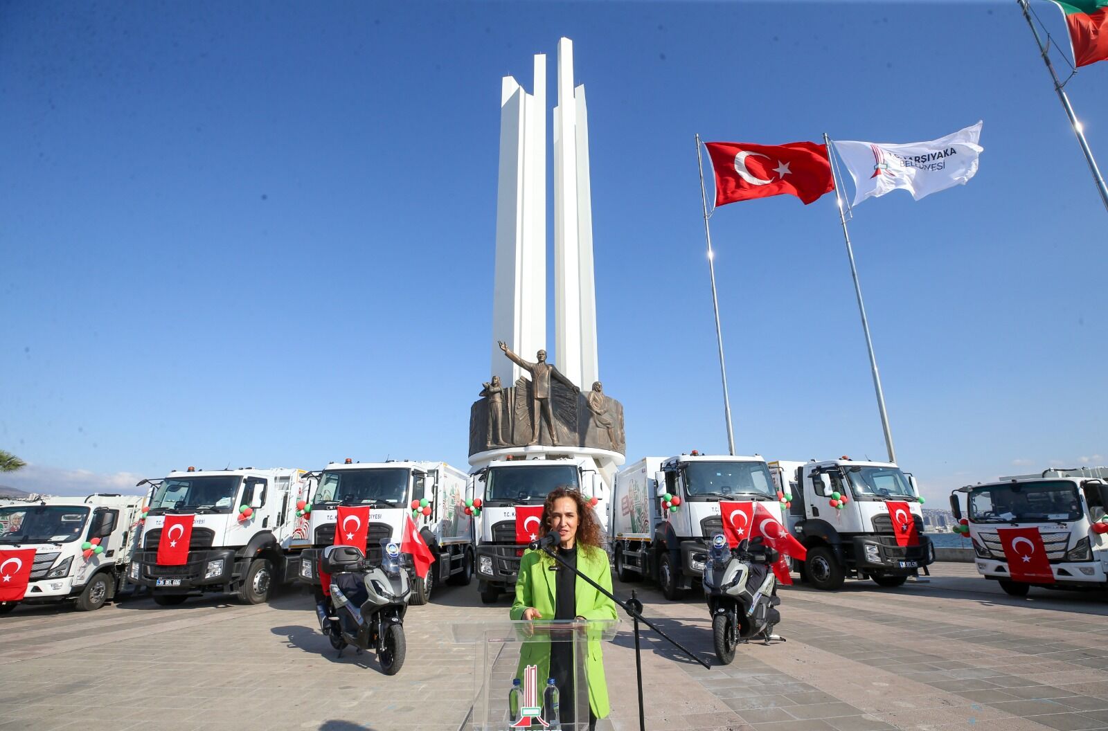 Karşıyaka Belediyesi 17 yeni çöp kamyonunu filosuna kattı