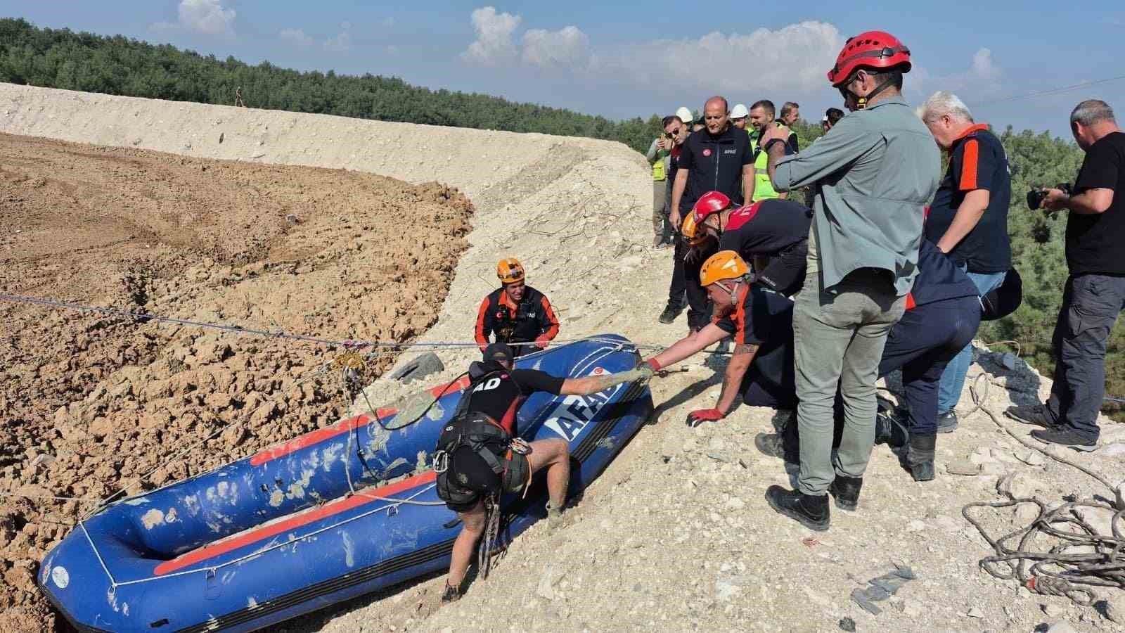Buca’da çamur havuzuna düşen köpek kurtarıldı